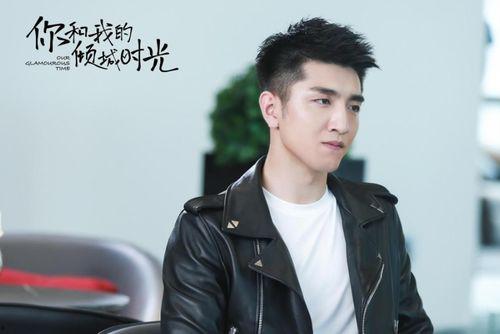 邓力源家庭背景,出身名门，传承家族荣耀的传奇人生